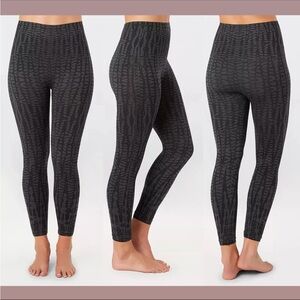 Spanx Size Large Look At Me Now Cropped Leggings in Black Geo